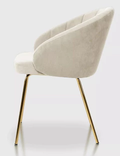 Sillón tapizado beige con patas doradas estilo moderno