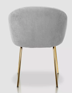 Sillón tapizado gris claro con respaldo curvo y patas metálicas doradas