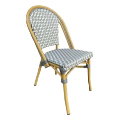 Silla Paris estilo French Bistro con estructura de aluminio y asiento y respaldo de rattan en patrón gris y blanco
