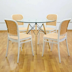 Silla Thonet de PVC blanca con respaldo de mimbre, ideal para jardín.