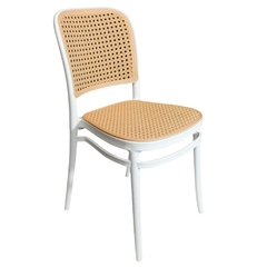 Silla Thonet de PVC blanca con respaldo de mimbre, ideal para jardín.