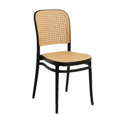 Silla Thonet de PVC negra para exteriores, con respaldo y asiento de mimbre.