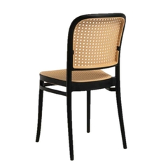 Silla Thonet de PVC negra con respaldo y asiento en diseño tejido beige, ideal para exterior