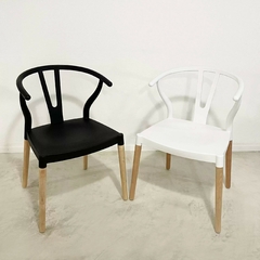 Silla Wishbone apilable de PVC blanco con patas de madera clara