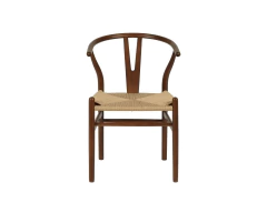 Silla Wishbone Wengue de madera con respaldo curvo y asiento tejido en ambiente interior