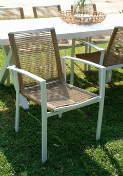 Silla de exterior con estructura blanca y asiento de cuerda marrón.