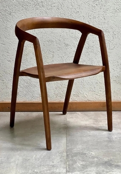 Silla Bali Wengue de diseño moderno y elegante, fabricada en madera de wengué.