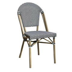 Silla de rattan y aluminio beige con diseño de rayas en blanco y negro, ideal para jardines exteriores.