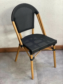 Silla de rattan y aluminio para jardín, con diseño moderno y estructura ligera.