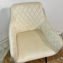 Sillón Dinamo en pana beige con base negra, tapizado y diseño acolchado.
