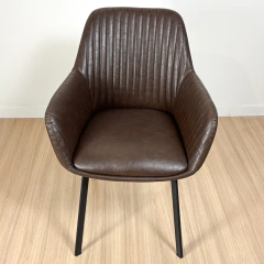 Sillón Rivel tapizado en ecocuero marrón con patas metálicas negras