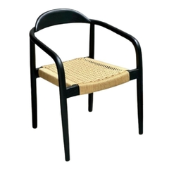 Sillón de madera bistró con brazos y asiento de mimbre, color negro.
