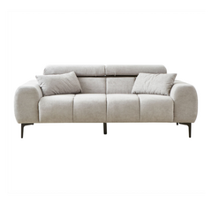 Sofá de tres cuerpos en lino gris con almohadones, diseño moderno y elegante.