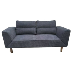 Sofá cama Selene en color gris oscuro con cojines y patas de madera