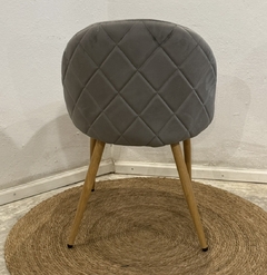Silla tapizada Thea en color gris con patas de madera