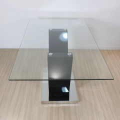 Mesa de comedor Timor con tapa de vidrio transparente y base negra moderna