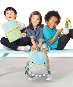 Imagen de lunchera skip hop modelo tiburon