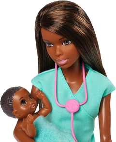 Barbie Baby Doctor Playset con muñeca morena, 2 mu en internet