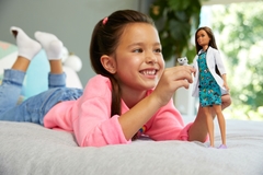 Imagen de Barbie pet veterinaria morena paciente gatito
