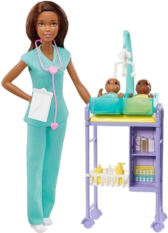 Barbie Baby Doctor Playset con muñeca morena, 2 mu