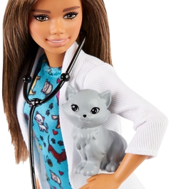 Barbie pet veterinaria morena paciente gatito