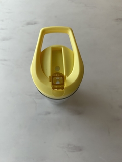 Botella con bombilla play en internet