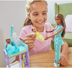 Barbie Baby Doctor Playset con muñeca morena, 2 mu