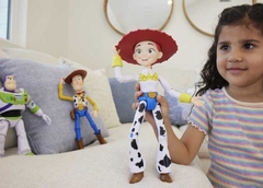 Mattel Disney and Pixar Toy Story - Figura de acción grande, juguete coleccionable de Jessie Posable en aspecto de vaquera característico con sombrero en internet