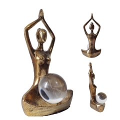 estatua em posição de yoga meditando com bola de cristal - comprar online