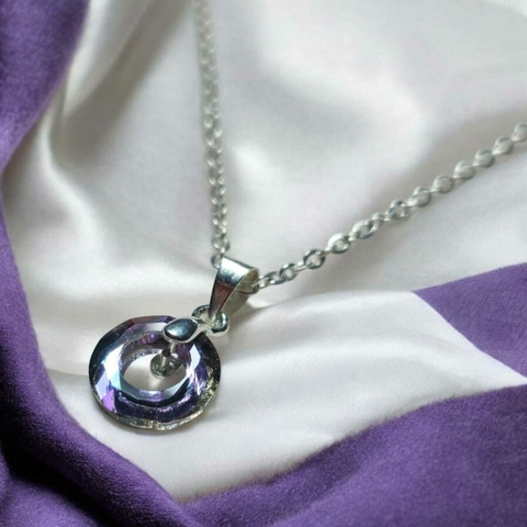 Cadena con dije circular tornasolado