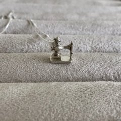 Colar Mini Máquina de Costura - comprar online
