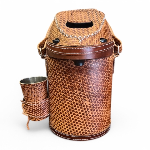 GARRAFA TÉRMICA INOX ENCAPADA EM COURO 2,5L - comprar online