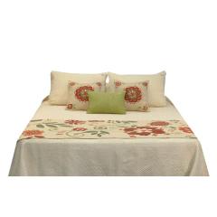 . Pie de cama + 2 fundas de almohadón Anthropologie .