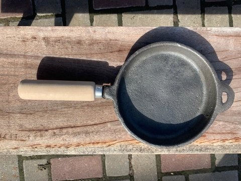 Provoletera de fundicion con mango de madera.