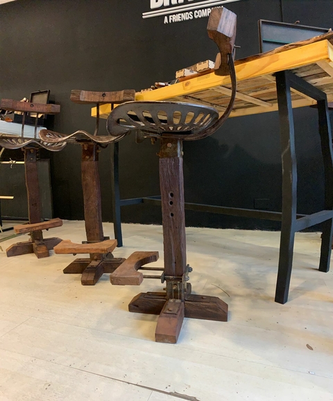 Banqueta rustica con asiento de tractor. - comprar online