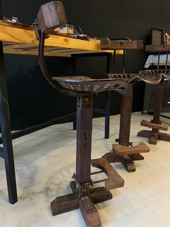 Banqueta rustica con asiento de tractor. en internet