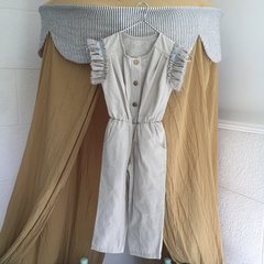 Mono pata larga, con apliques en las mangas.