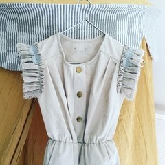 Mono pata larga, con apliques en las mangas. - comprar online