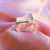 Anillo V con rayas - comprar online