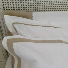 Par de fundas de almohadón 70 x 50 de percal blanco con guarda de color