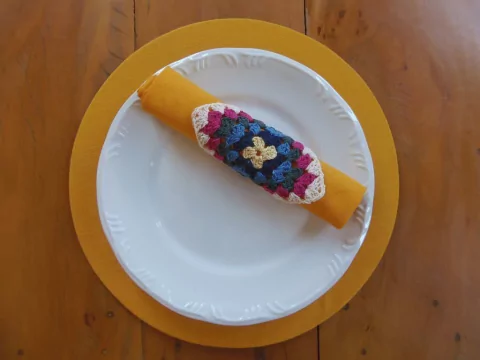 Sousplat de linho + guardanapo de linho + Porta Guardanapo de crochet