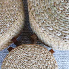 Puff de Palha Com Pé de Madeira P na internet