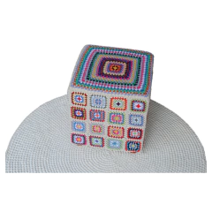 Puff Quadrado de Crochet Multicolorido