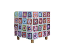 Puff Quadrado de Crochet Multicolorido - Oficina da Roça