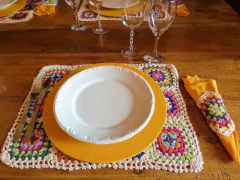 Sousplat de linho + guardanapo de linho + Porta Guardanapo de crochet - Oficina da Roça
