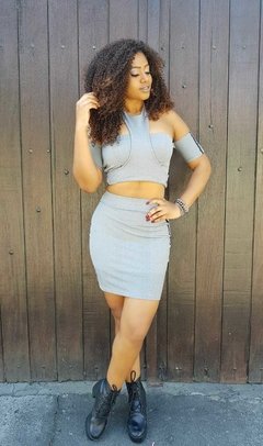 CONJUNTO DE CROPPED COM SAIA na internet