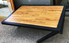 Mesa Ratona de Pinotea y Hierro de diseño en internet