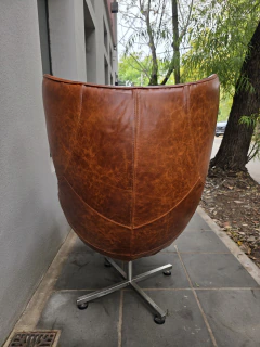 Par de sillones estilo Egg Jacobsen en cuero natural (precio por unidad) - Deco Todo Vuelve