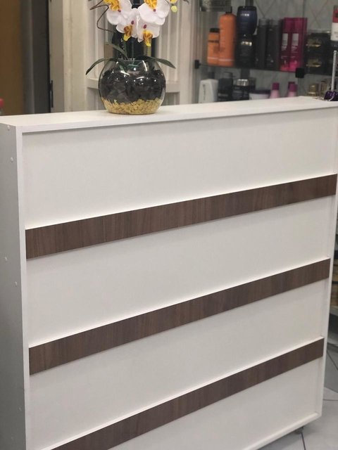 Balcão caixa com rodízios MDF Branco com faixa em MDF não acompanha acessórios .CÓD NIN1