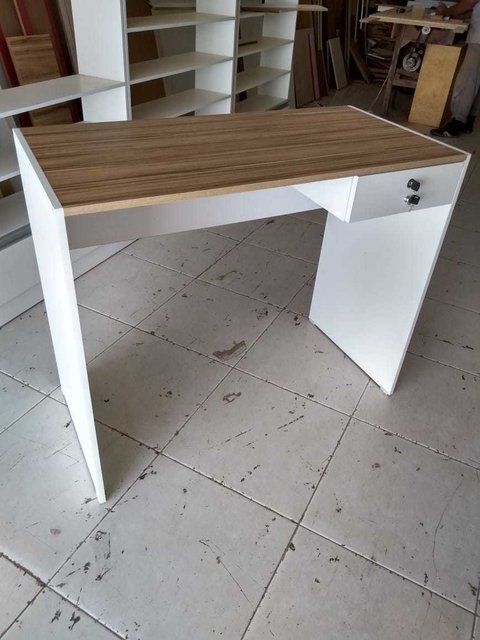 Mesa MDF Branco com tampo amadeirado penteadeira .cód RBBF